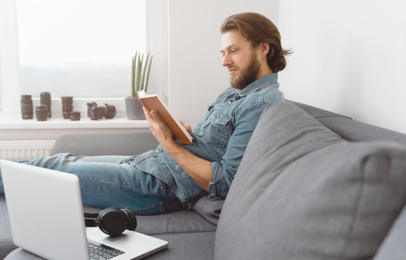 Arbeitsplatz mit Finanzunterlagen und Laptop